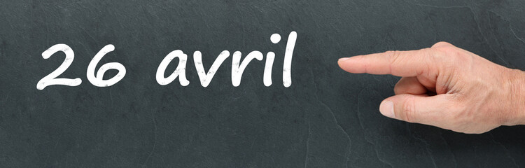 Obraz premium 26 avril à la craie et montrer du doigt sur ardoise