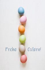 Ostergrüße! Bunte Ostereier in einer Reihe
