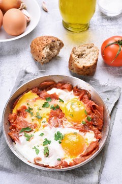 Fried eggs with tomatoes and bacon