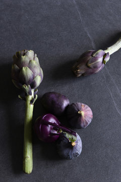 Vegetables and seasonal fruits, artichokes, figs and raves to cook