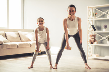 Obraz premium Mom and daughter working out