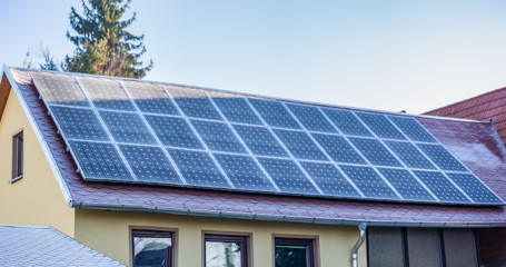 Fototapeta premium vereiste / zugeschneite Photovoltaikanlage auf einem Einfamilienhaus ( EFH) im Winter 