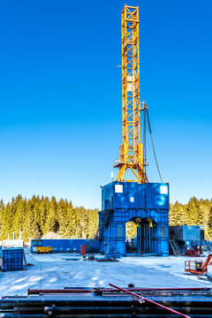 Fracking-Turm erhebt sich &uuml;ber eine Waldlichtung