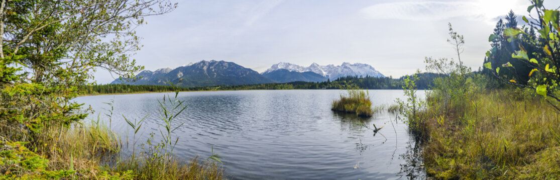 idyllische Uferlandschaft mit Blick auf das Karwendelgebirge