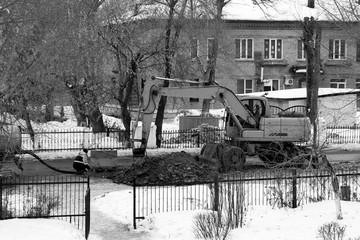 Workers repair the water pipe in the street