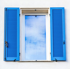 fenêtre et volets persienne