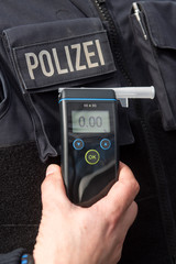 Eine junge Frau muss sich einer Alkoholkontrolle unterziehen