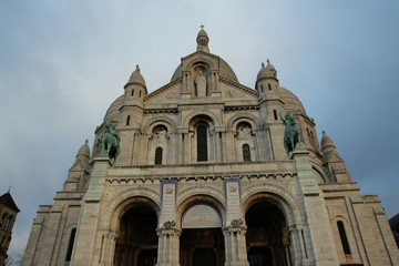 Fototapeta na wymiar Basilique du Sacré Coeur à Montmartre, Paris en france