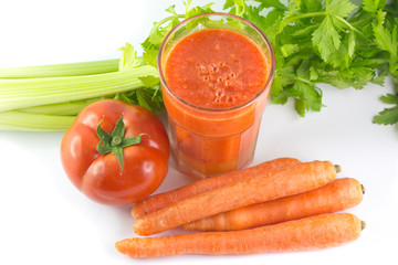 Centrifuga di carote pomodoro e sedano