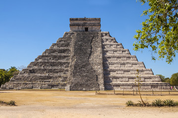 Fototapeta na wymiar Mayan Pyramid at Chichen Itza, Yucatan, Mexico