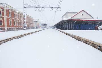 Tormenta de nieve en estación de trenes - obrazy, fototapety, plakaty