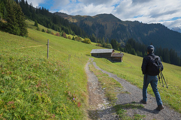 Wanderer von hinten auf Schweizer Bergweg