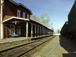 Fototapeta na wymiar Стараая деревянная железнодорожная станция 19 века в городе Боровичи
