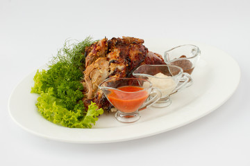 Свиная рулька с зеленью.