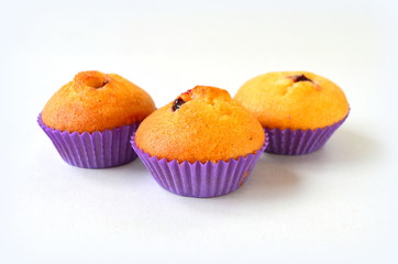 Маффин с черной смородиной на белом фоне