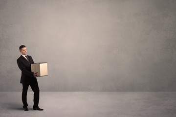 Obraz premium Businessman with empty box