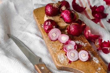 Obraz na płótnie Canvas Red sweet onion sliced with kitchen knife
