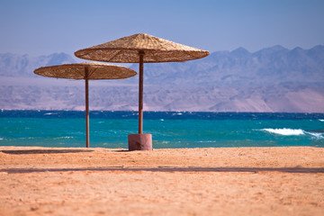 Wakacje w Egipcie. Plaża i parasole