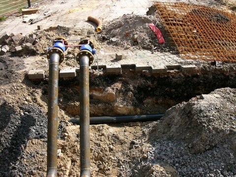 Baustelle mit Bauarbeiten am Fernw&auml;rmenetz mit Rohren und Betonstahl im Sonnenschein am alten Hafen von M&uuml;nster in Westfalen im M&uuml;nsterland