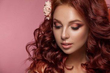 Naklejka premium Beauty woman with beautiful make-up color .