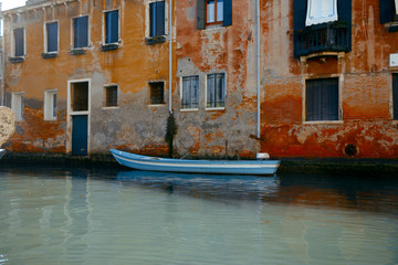 Fototapeta na wymiar Venezianische Boot vor Fassade 