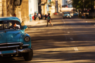 Vieille voiture dans les rues de La Havane, Cuba