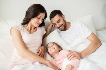 Obraz na płótnie Canvas happy family in bed at home