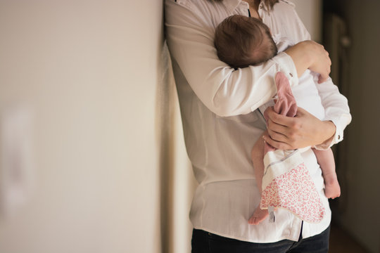 maman avec un nouveau n&eacute; dans les bras