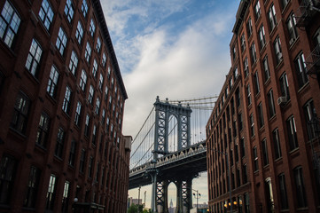 Naklejka premium Manhattan most i ceglani domy w Brooklyn, Nowy Jork, usa