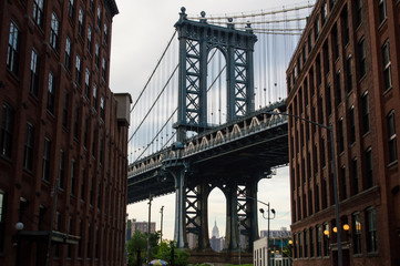 Naklejka premium Manhattan most i ceglani domy w Brooklyn, Nowy Jork, usa