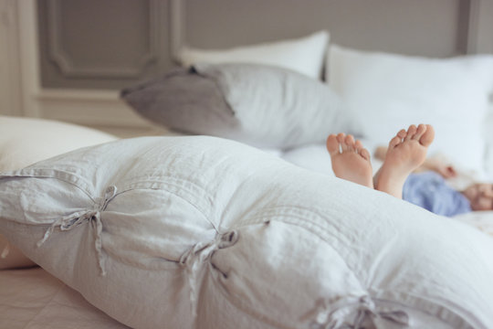 pieds d'enfant dans un lit douillet 