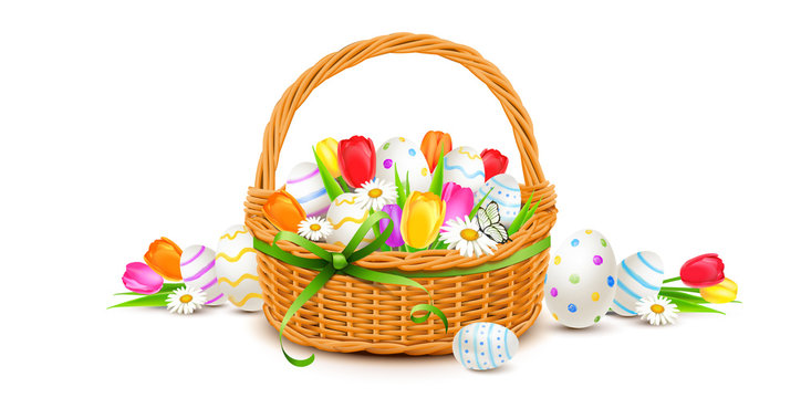 Osterkorb Dekoration mit Bouquet aus bunt bemalten Ostereiern, Tulpen, Margeriten und gr&uuml;ner Schleife