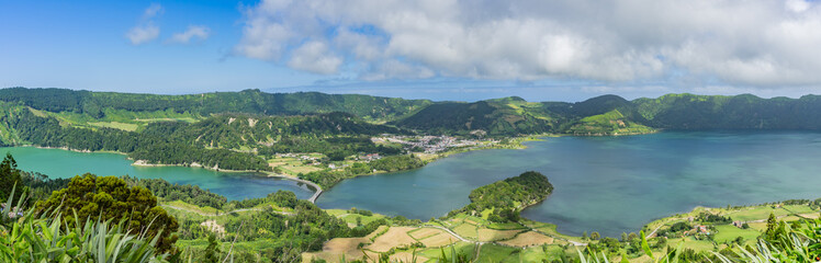 Fototapeta na wymiar Twin lakes: Lagoa Azul and Lagoa Verde, Sete Cidades, Sao Miguel, Azores, Portugal