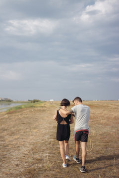 famille balade &agrave; la plage avec b&eacute;b&eacute; parents tatou&eacute;s