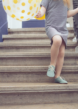 Enfant qui court dans un escalier