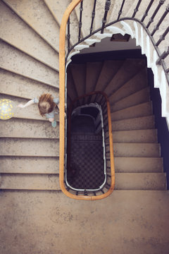 Enfant qui court dans un escalier
