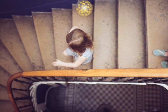 Enfant qui court dans un escalier