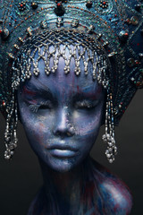 Mannequin in silver head wear