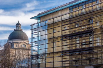 Fototapeta na wymiar Moderne Glasfassade des Marstalls und Kuppel der Bayerischen Staatskanzlei in München