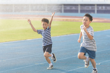 Obraz premium Boy running on the blue track