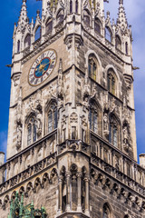 Fototapeta na wymiar Turm des Neuen Münchner Rathauses im neogotischen Stil