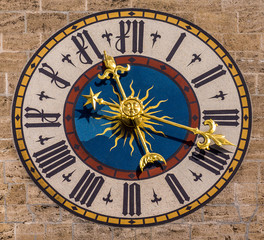 Historische Uhr mit Sonnensymbol