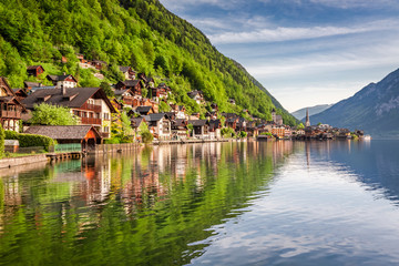 Naklejka premium Breathtaking sunrise at Hallstattersee lake in Hallstatt, Alps, Austria, Europe