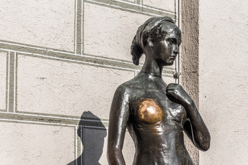 Statue der Julia in München als Symbol für Liebe und Glück