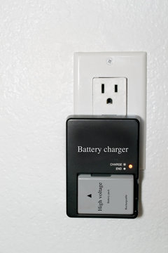 Charging a lithium battery in a lithium battery charger plugged on a US outlet