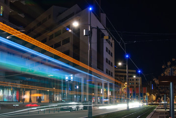 Fototapeta premium Rue et ville de Montpellier vue de nuit