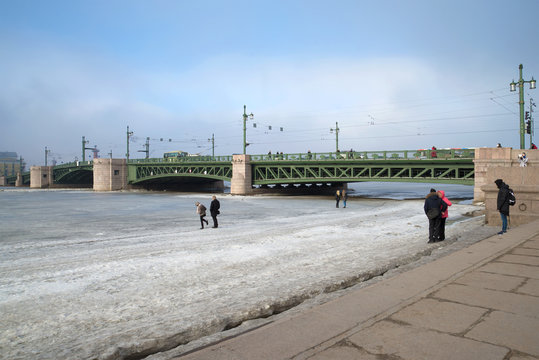 Walk on the frozen Neva river near the Palace bridge. Saint-Petersburg