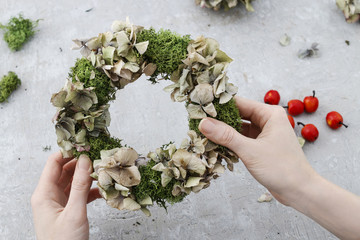 How to make christmas door wreath with moss and dry hortensia flowers.
