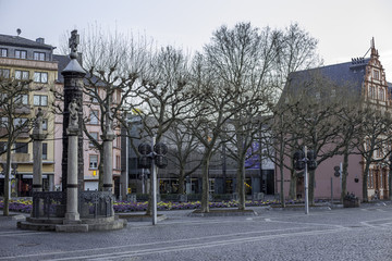 Naklejka premium Blumenbeet im Frühling am Liebfrauenplatz in Mainz