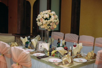 the decoration of the banquet hall for a wedding